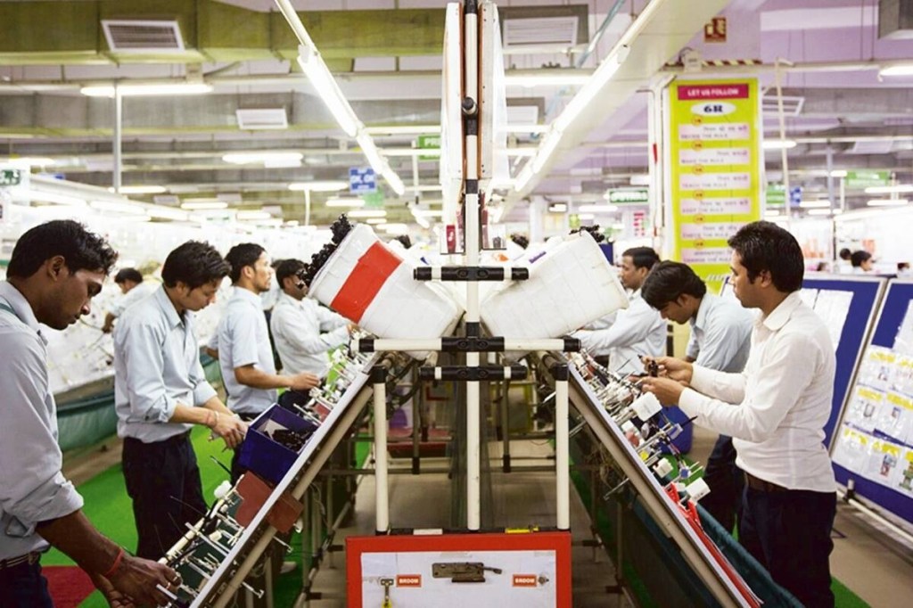 MSS sees strong organic and inorganic growth in autos, MSS is targeting its auto revenues to rise to US$27 bn by FY25 (FY20-25 CAGR: 22%) driven by organic as well as inorganic growth. MSS sees strong organic and inorganic growth in autos, MSS is targeting its auto revenues to rise to US$27 bn by FY25 (FY20-25 CAGR: 22%) driven by organic as well as inorganic growth.
