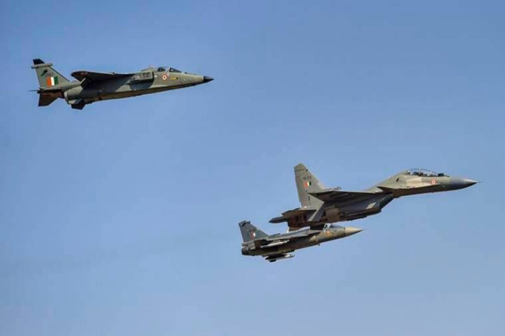 ndian Air Force trainer Hawk jets, IAF jets, familiarisation exercise for pilots, Netaji Subhas Chandra Bose International Airport , Kolkata airport