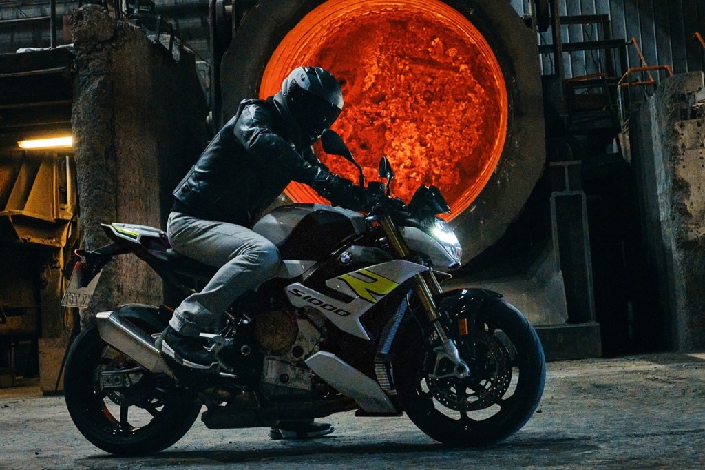 Dynamic-looking 2021 BMW S1000R breaks cover: Sheds weight, ditches asymmetric headlamps!