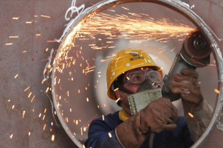 The official PMI, which largely focuses on big and state-owned firms, showed the sub-index for new export orders stood at 51.5 in November, improving from 51.0 a month earlier. (Photo source: Reuters)