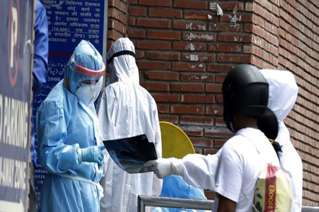 On Sunday, Delhi reported 1,935 fresh cases and 3,191 recoveries with the number of active infections in the city falling to 17,373. (Photo source: IE)