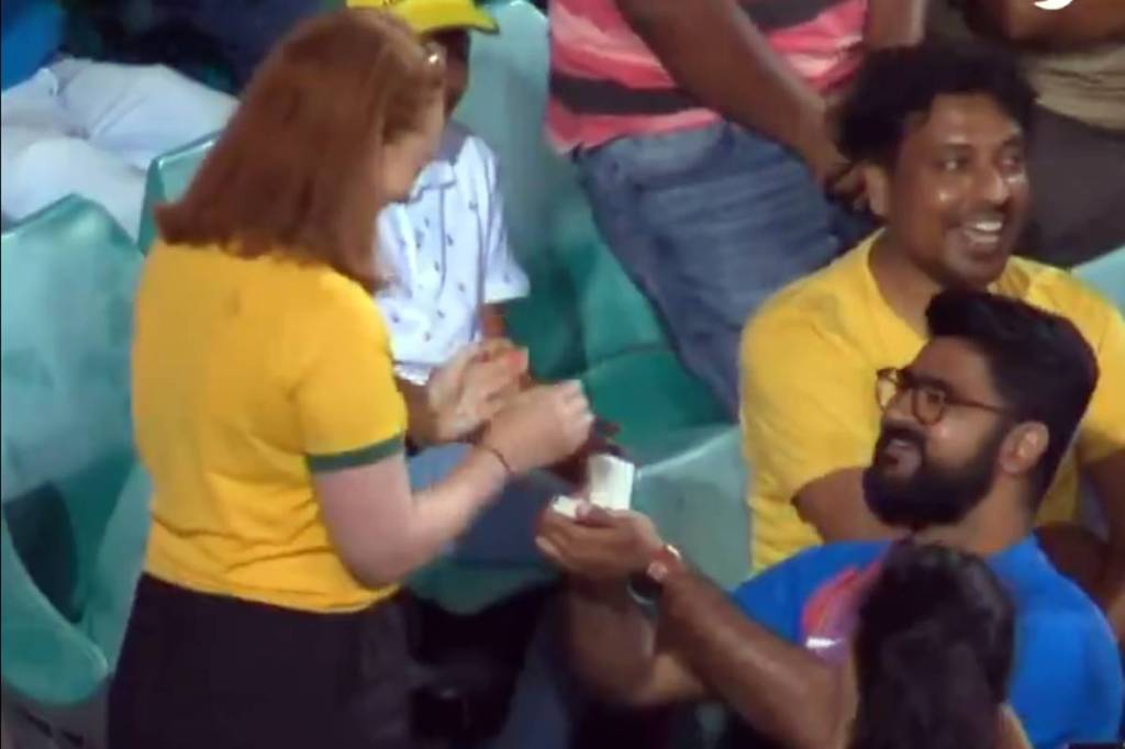 Glenn Maxwell too, who was fielding while Shreyas Iyer and Virat Kohli batted, applauded the couple's gesture. (Courtesy: Twitter / Cricketcomau)
