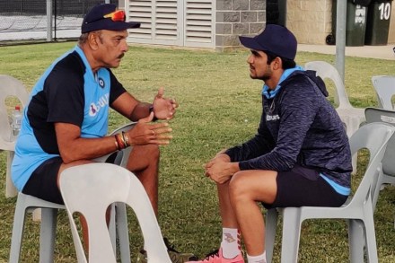 Shubman Gill in conversation with Team India coach Ravi Shastri. (Courtesy: Twitter /RaviShastriOfc)