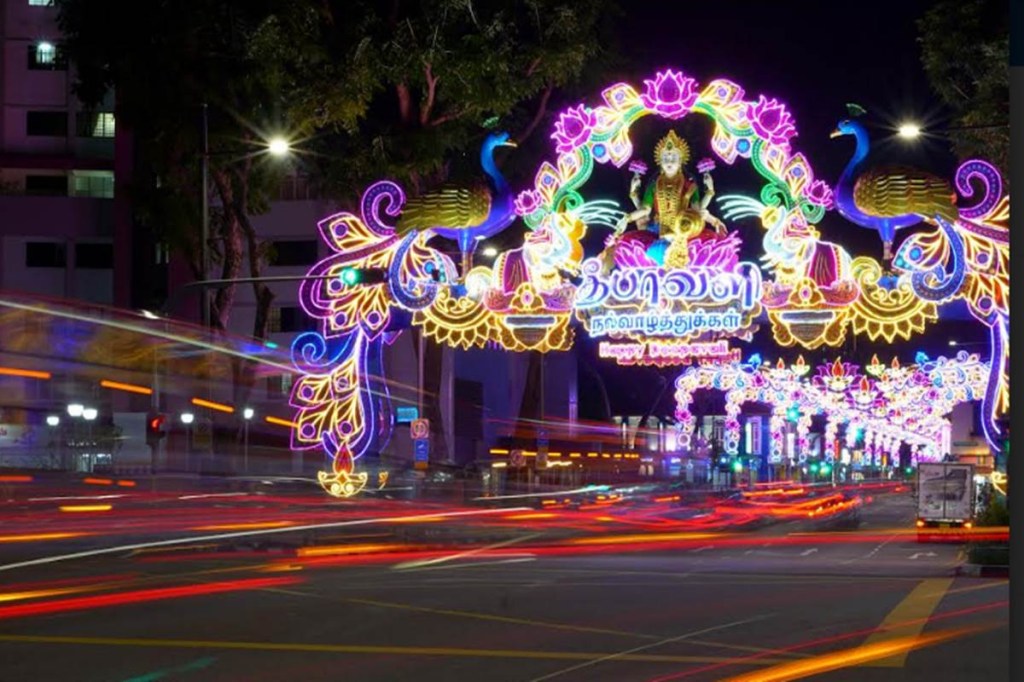 More than a million bulbs formed the dazzling pattern of lotuses, oil lamps as well as peacocks, the LiSHA Facebook page has posted.
