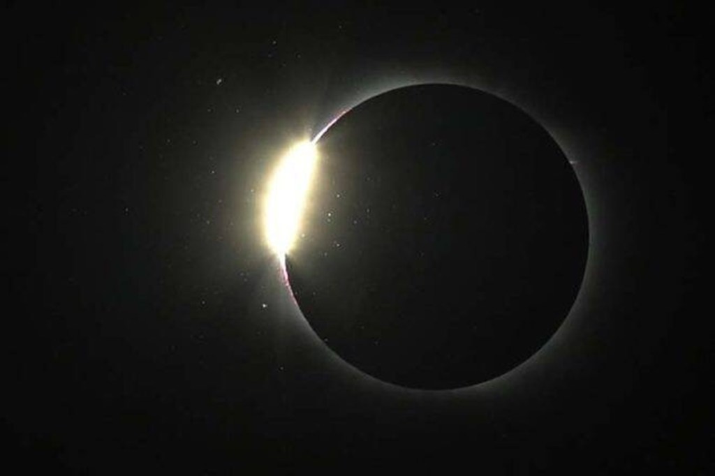 A total lunar eclipse occurs when the earth comes between the sun and the moon. A total lunar eclipse occurs when the earth comes between the sun and the moon.