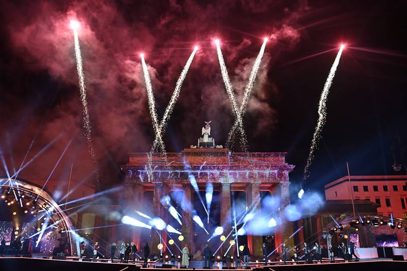 new year's eve, new year 2021, new year 2021 wishes, new year wishes, new year, new year 2021 images, 2021 happy new year, 2021 new year wishes, 2020 bye bye, sydney opera house, sydney harbour bridge, australia, sydney, auckland, new zealand, beijing, china, coronavirus, covid 19,coronavirus restrictions, covid 19 restrictions, new year curfew, new year restrictions,