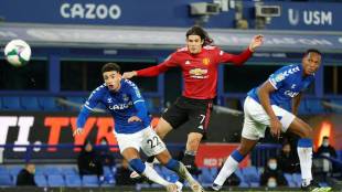 Edinson Cavani muscles Manchester United into League Cup semis Everton vs Man Utd