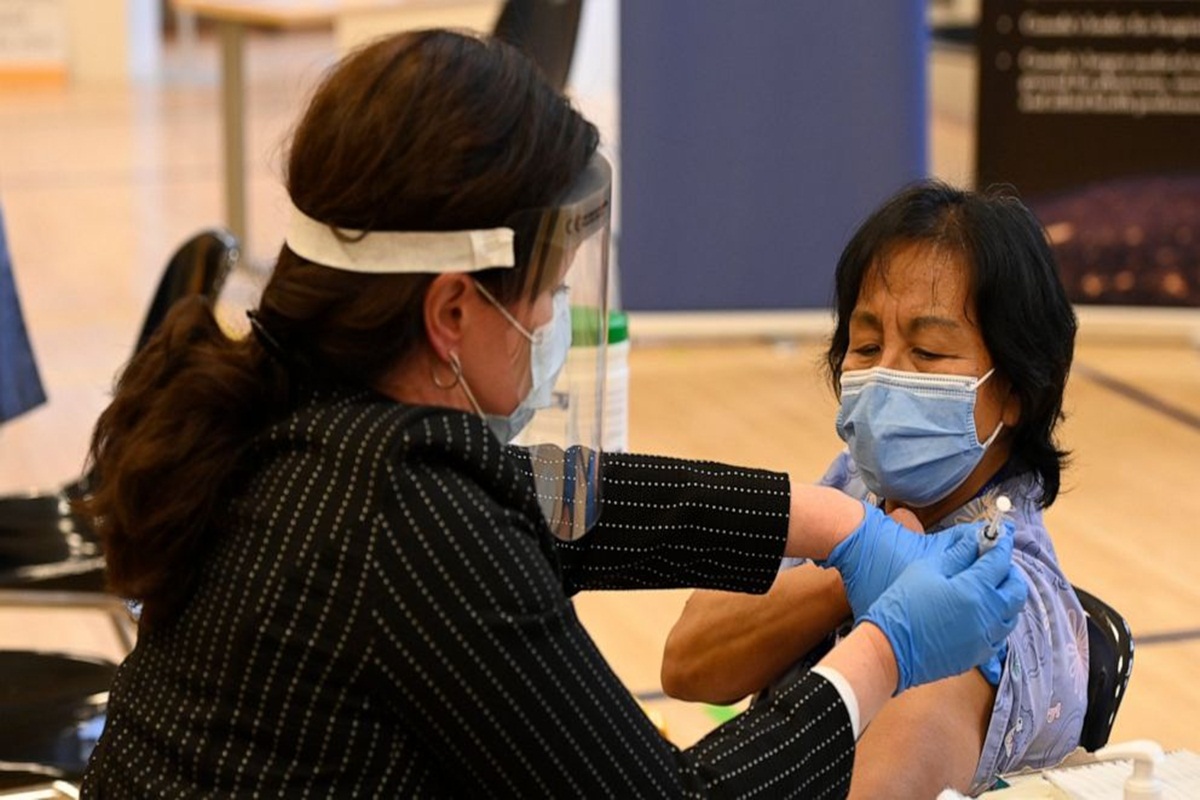 Anita Quidangen, a personal support worker who worked throughout a COVID-19 outbreak at the Rekai Centre nursing home in Toronto, got the first dose in Ontario. (Photo source: AP) Anita Quidangen, a personal support worker who worked throughout a COVID-19 outbreak at the Rekai Centre nursing home in Toronto, got the first dose in Ontario. (Photo source: AP)