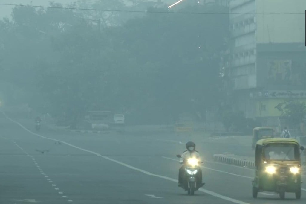 An AQI between zero and 50 is considered 'good', 51 and 100 'satisfactory', 101 and 200 'moderate', 201 and 300 'poor', 301 and 400 'very poor', and 401 and 500 'severe'. (Photo source: ANI)
