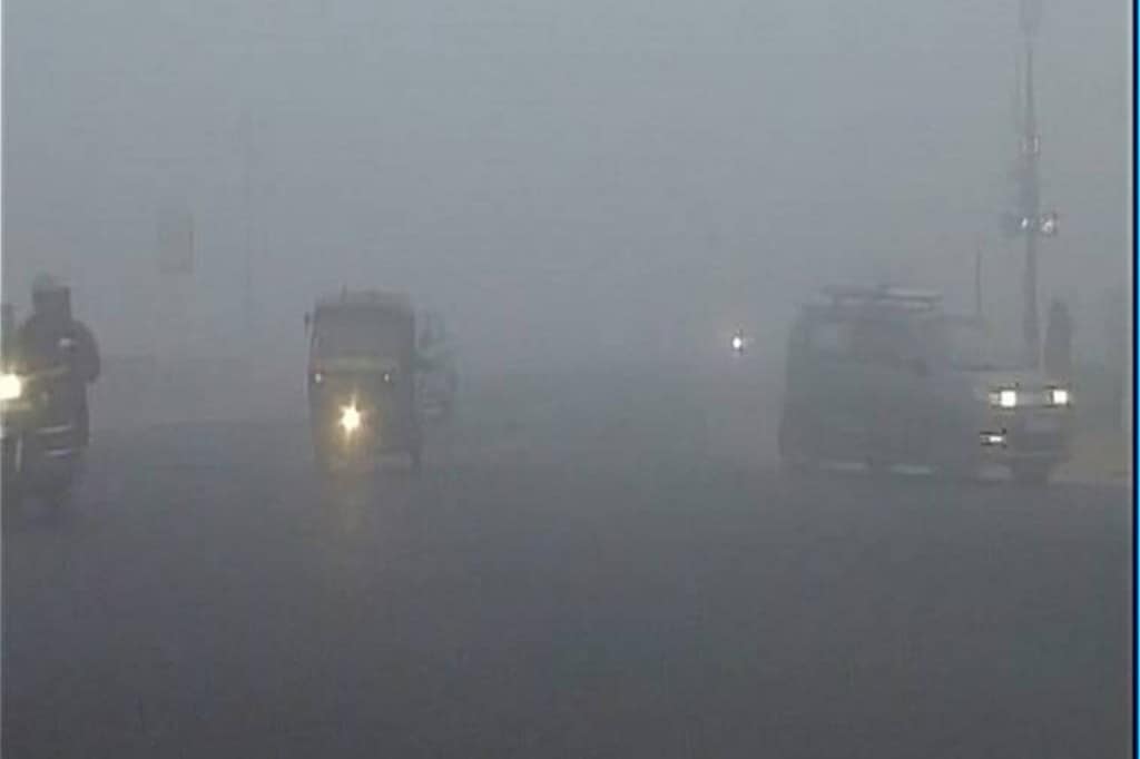 Delhi winter, delhi dense fog, Delhi pollution, sky met weather, Delhi fog conditions, delhi temperature Delhi winter, delhi dense fog, Delhi pollution, sky met weather, Delhi fog conditions, delhi temperature
