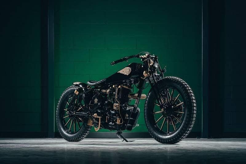 This Royal Enfield Bullet 500 built by GDesign is a broad tracker with steampunk-ish elements and to say the least, the black and gold paint theme is working wonders for it. It has plenty of handcrafted pieces, like its split fuel tank that holds electronics in one half and fuel in the other, along with the aluminum wings that it adorns and the winged fuel cap, and the speedo and the amp meter that are embedded up top.