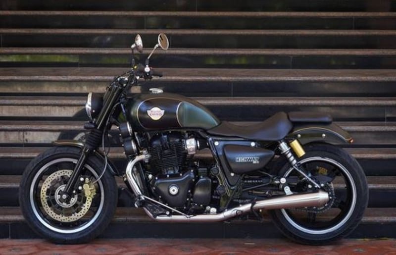 Did you even customise a motorcycle if the exhaust is stock? Bulleteer have gone for an aftermarket full system exhaust to complete the appeal of a strong-looking (and most likely strong-sounding) cruiser. Typical for cruiser-style motorcycle builds, the licence plate is positioned vertically on the left and the tail lamp sports a very minimalistic appeal. (Photo: Instagram/bulleteercustoms)