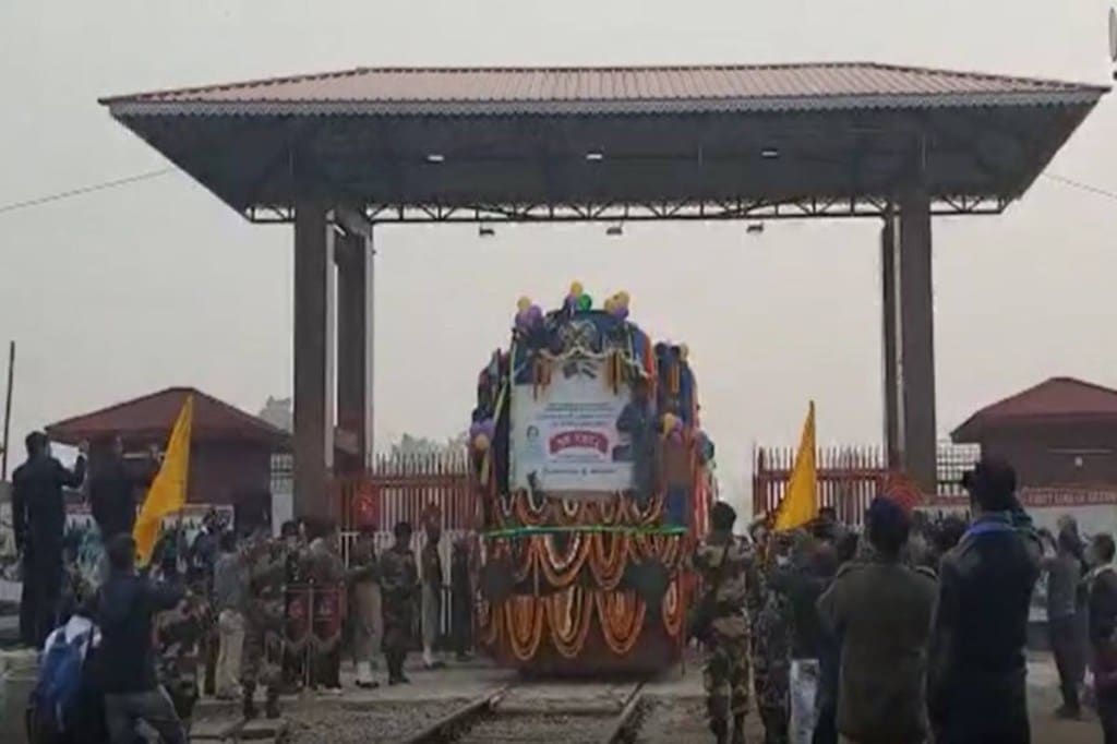 The newly inaugurated Haldibari - Chilahati rail link is the fifth rail link between the two countries. The newly inaugurated Haldibari - Chilahati rail link is the fifth rail link between the two countries.