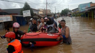 As of Sunday, 39,549 people had been evacuated and at least 15 had been killed due to floods that affected 10 districts and cities in South Kalimantan province on Borneo island.