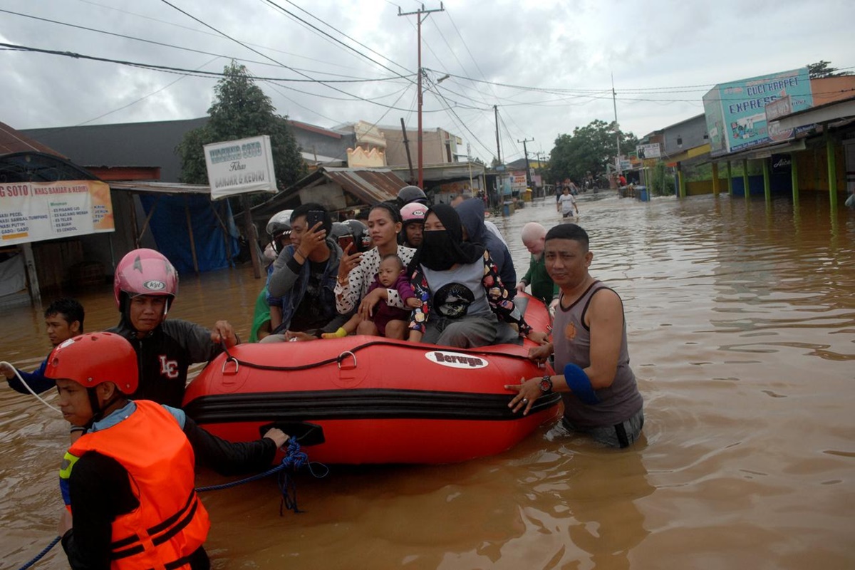 As of Sunday, 39,549 people had been evacuated and at least 15 had been killed due to floods that affected 10 districts and cities in South Kalimantan province on Borneo island. As of Sunday, 39,549 people had been evacuated and at least 15 had been killed due to floods that affected 10 districts and cities in South Kalimantan province on Borneo island.