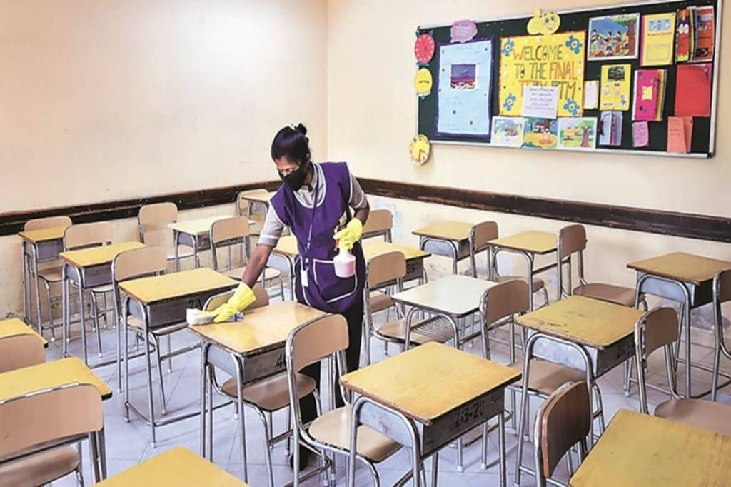This has also increased the risk of dropping out of school for children belonging to those groups of the population whose employment prospects have been extinguished altogether or have been greatly diminished post-pandemic.