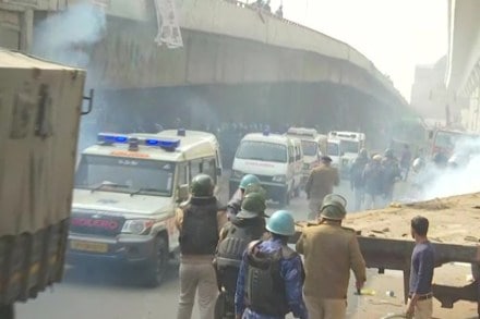 Farmers were seen moving back in batches to Tikri and Ghazipur border protest sites on Tuesday evening. Farmers were seen moving back in batches to Tikri and Ghazipur border protest sites on Tuesday evening.