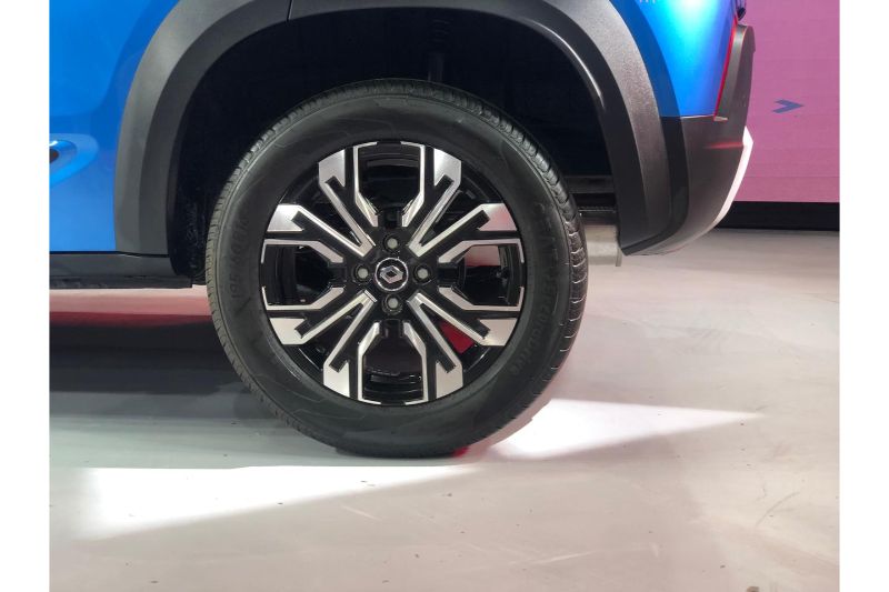 The Kiger will be offered with a range of wheel design options. But the higher-spec version will feature diamond-cut R16 alloy wheels. Additionally, the Kiger will be offered with a cool new accessory package which will add different colour tones to the wheels as well.