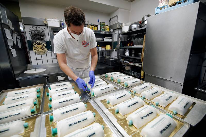 coronavirus vaccine, covid-19 vaccine, coronavirus vaccine update, german bakery, syringe cakes, coronavirus vaccine drive, Covid-19, syringe-shaped cakes