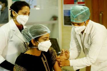 coronavirus vaccination, covid-19 vaccine update, vaccination day 1 report, maharadshtra vaccination, reports of adverse rection, cases of hospitalisation post vaccination, covaxin, covishield