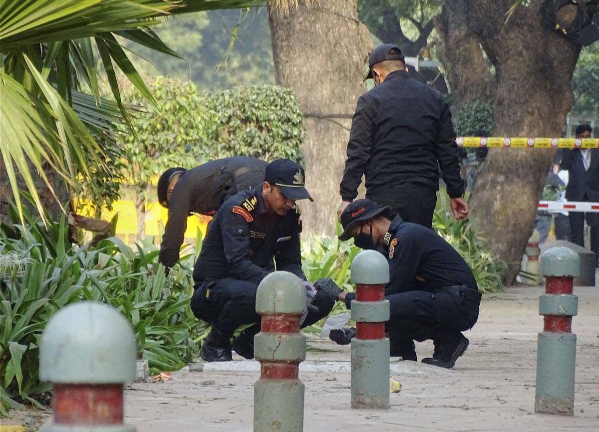 Delhi blast case: Delhi Police covers blast site near Israeli Embassy ...