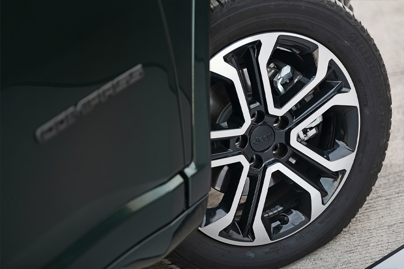 It’s a Jeep, so 4x4 will, of course, be offered in the higher-spec models on the new Compass facelift. Additionally, off-road modes along with a low range setting for the transmission and 4x4 lock will also be offered. Oh! and the new Compass will also feature a new set of shiny diamond-cut alloy wheels.