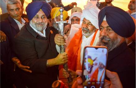 Shiromani Akali Dal Sukhbir Singh Badal presents sword to Rakesh Tikait at Ghazipur farmers protest New Delhi Shiromani Akali Dal Sukhbir Singh Badal presents sword to Rakesh Tikait at Ghazipur farmers protest New Delhi