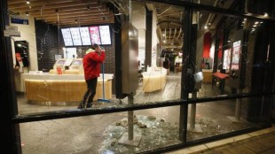 riots in netherlands, dutch police use tear gas on rioters, riot against lockdown in netherlands