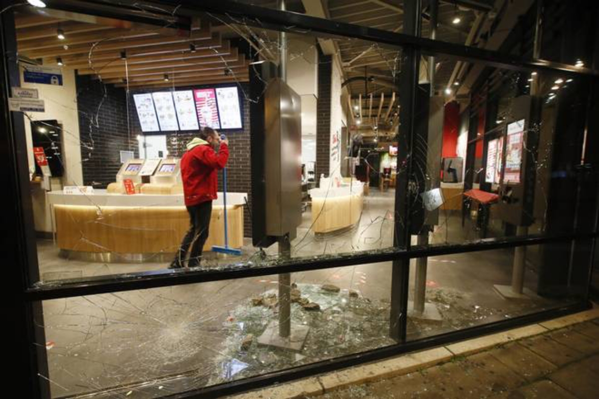 riots in netherlands, dutch police use tear gas on rioters, riot against lockdown in netherlands riots in netherlands, dutch police use tear gas on rioters, riot against lockdown in netherlands
