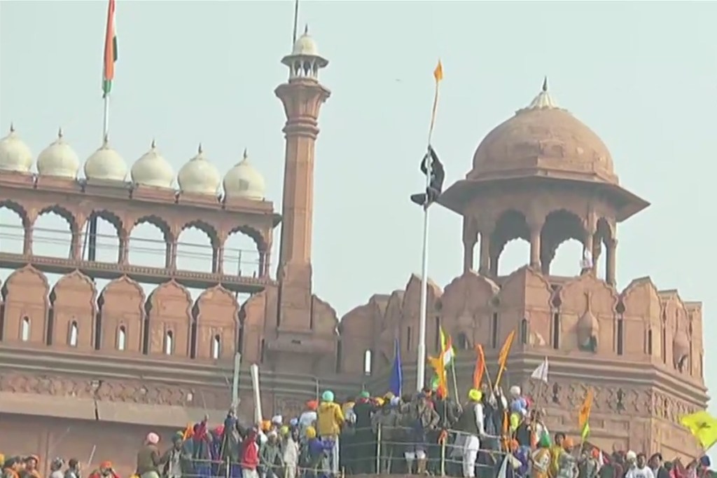 Protestor put a flag on the pole at Red Fort (ANI)