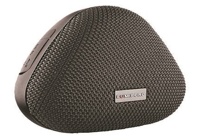 The speaker comes with advanced Bluetooth v5.0 which helps in reconnecting effortlessly. Plus, there is 15 hours of playtime with 1800 mAh battery capacity.