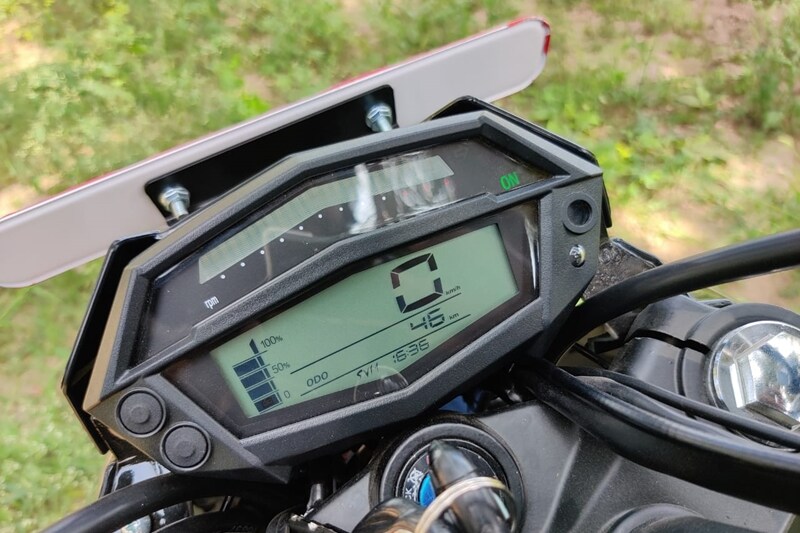 The instrument cluster on the SVM Prana is an all-digital LCD unit and it offers readouts for speed, odometer, remaining battery level, clock and also comes with a tripmeter. Moreover, there is a tachometer-styled LED strip that starts to glow towards the right as you speed up.