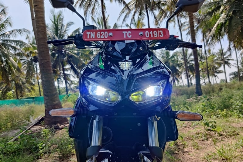 Upfront, the SVM Prana gets a powerful quad LED projector headlamp set up and the same offers fantastic illumination in the dark. Also, the front gets a low and hunkered down stance, all thanks to which the Prana looks aggressive, desiarable and sporty.