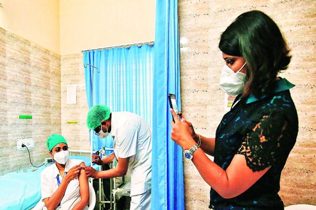 coronavirus vaccine update, healthcare workers vaccinated in Delhi