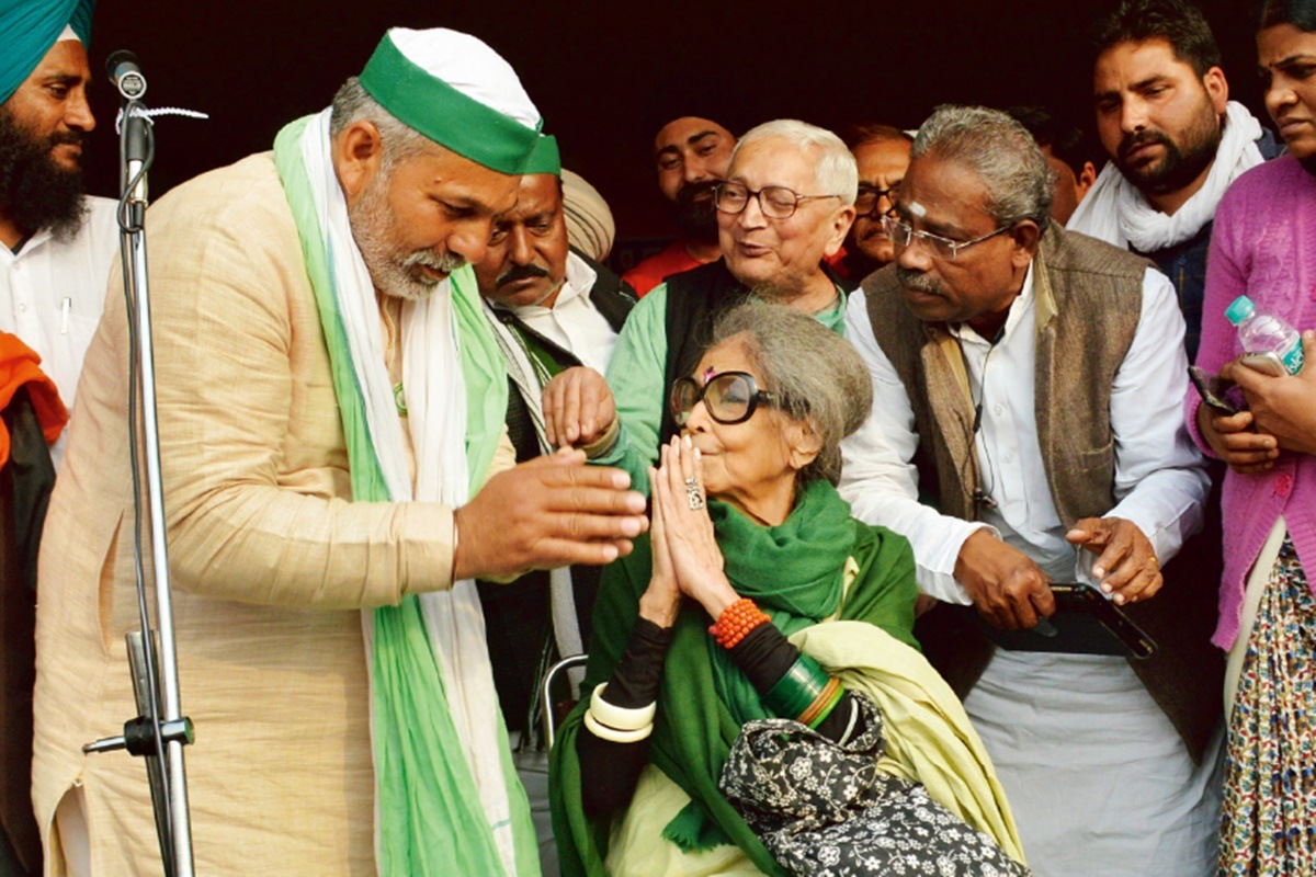 Tara Gandhi Bhattacharya, granddaughter of Mahatma Gandhi, with BKU spokesperson Rakesh Tikait at farmers' protest in Ghazipur, Delhi (PTI Image)
