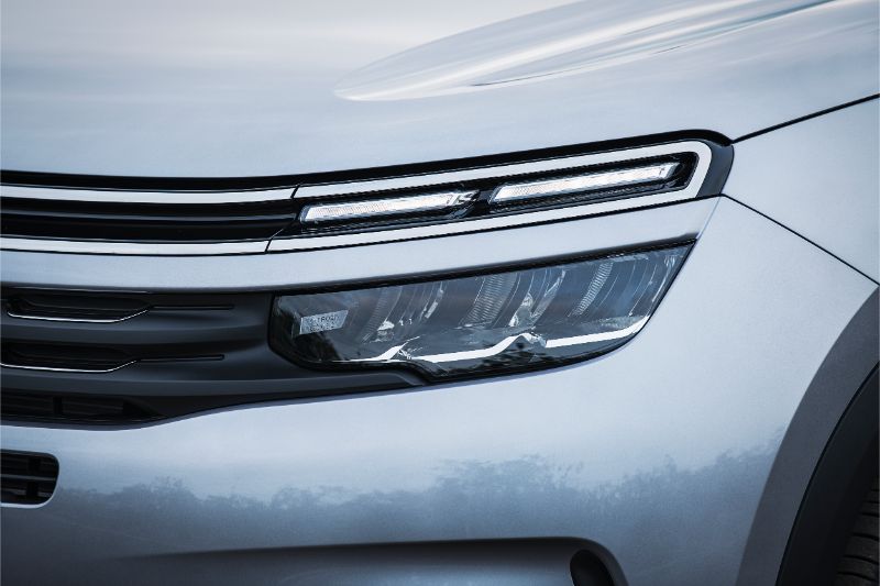 The headlamps have a split design which integrates seamlessly into the split designed grille. The Feel variant will offer standard halogen headlamp. But the Shine model will come equipped with all-LED headlamps. The C5 Aircross will be offered in four colour options with three choices for the dual-tone scheme.
