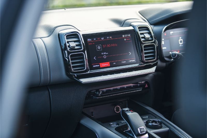 The C5 Aircross will feature an 8-Inch capacitive touchscreen infotainment system with Apple CarPlay and Android Auto as standard. The 12.3-inch TFT driver instrument cluster will also be offered as standard in the C5 Aircross.