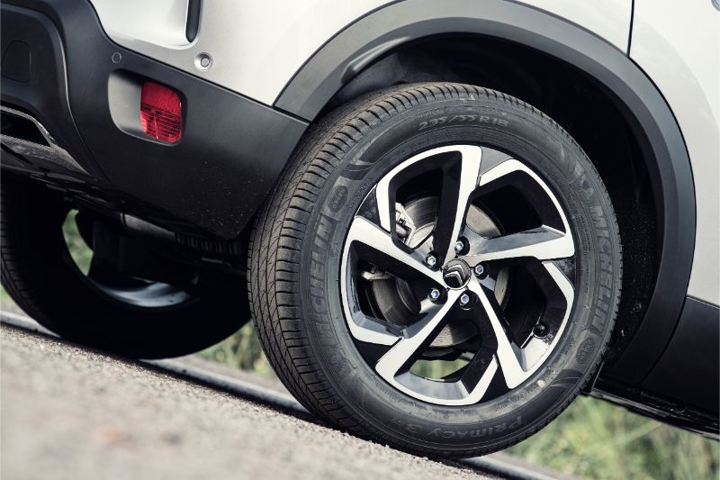 235/55 R18 section tyres with SWIRL Two Tone Diamond Cut Alloy wheels will be available as standard. But a set of 18-inch aluminium wheels with a sporty design will be available as an accessory. Citroen is marketing the C5 as a very comfort-oriented vehicle. It comes with Progressive Hydraulic Cushions which offer additional dampening of the suspension to offer a more plush ride.