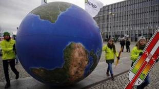 World leaders applaud US formal return to Paris climate pact