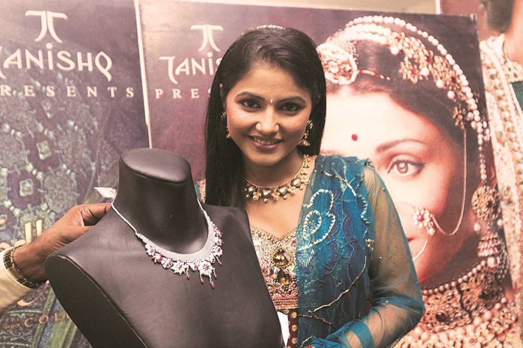 Actress Hina Khan at a Tanishq jewellery showroom (File image) Actress Hina Khan at a Tanishq jewellery showroom (File image)
