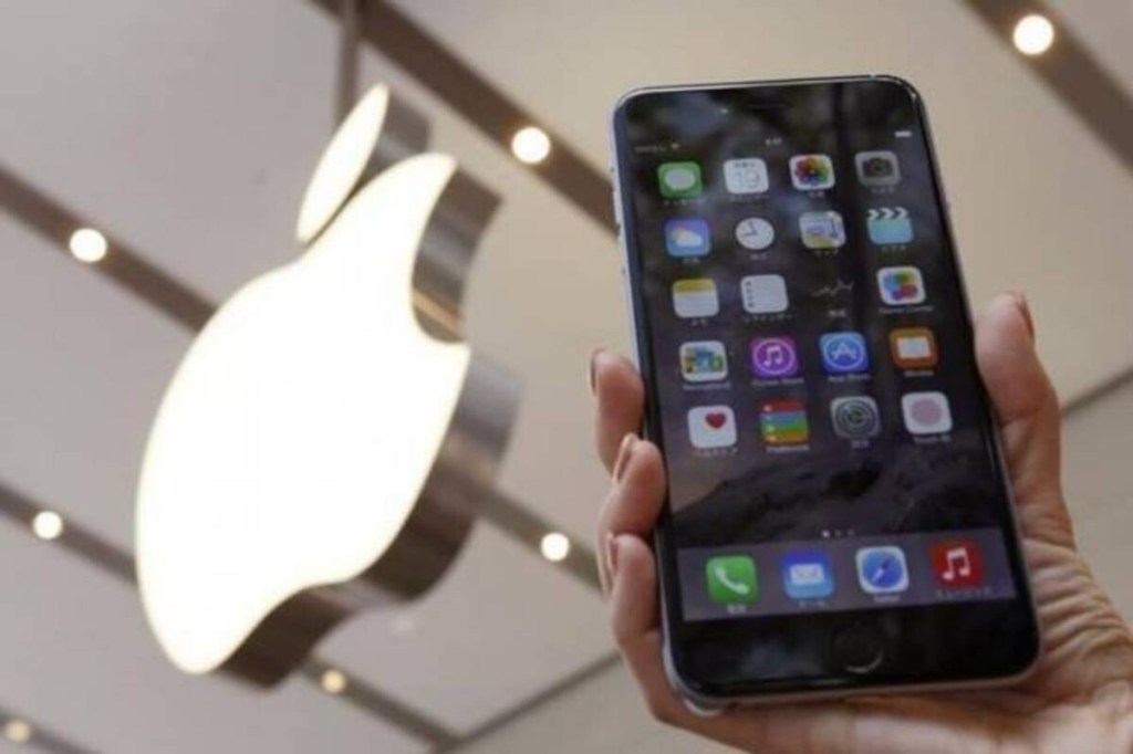The software update containing the bug fix has been released by Cupertino just days ahead of its developer beta release of iOS 14.5.