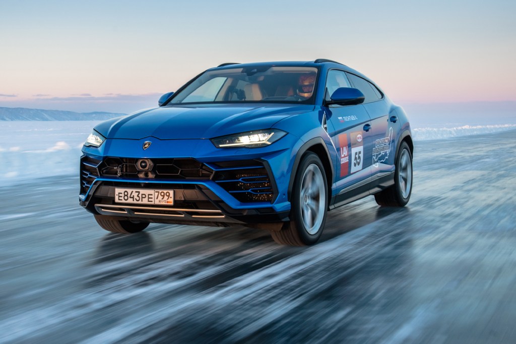 Lamborghini on thin ice! Urus clocks 298 km/h on world’s deepest frozen lake