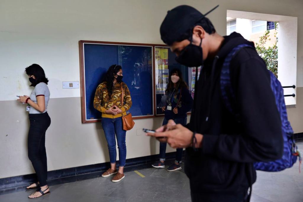 HDFC Bank, SBI, others not adhering to norms on bulk SMSes, says TRAI; sets March 31 deadline for full compliance