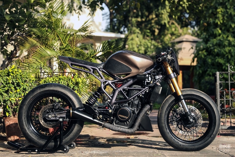 Rajputana Customs have created quite the CV for themselves with some really neat custom-builds based on Royal Enfields, Harley-Davidsons and now the latest one on a KTM 390 Duke. The 43 hp streetfighter is incredibly popular in India mostly because barely anything else offers over 40 hp at its price range. This project being a private commission, had Rajputana build a cafe racer based on the KTM and make it look less like one. (Source: Bikeexif)