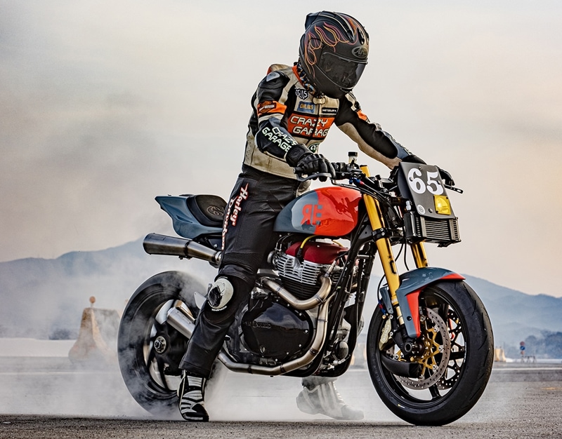 Royal Enfield is gaining global popularity now ever more than it did before with the addition of products like the 650 twins and now the Meteor 350 to its lineup. Along with this, the brand also does not wish to lose focus on the custom game. The Continental GT 650 continues to draw the imagination of custom builders and so, Royal Enfield roped in Crazy Garage of South Korea to build a racer based on the Conti. And the result is sheer brilliance. (Source: Bikeexif)