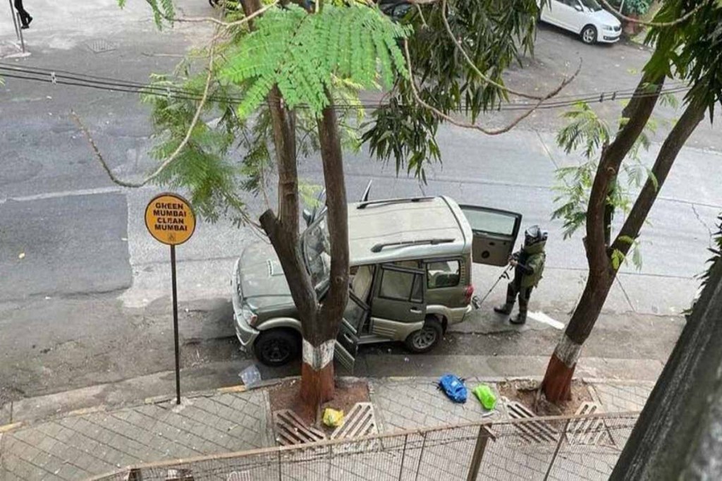 Mukesh Ambani, Innova car, ehicle laden with explosives from outside industrialist Mukesh Ambani's residence, mumbai police, innova car Mukesh Ambani, Innova car, ehicle laden with explosives from outside industrialist Mukesh Ambani's residence, mumbai police, innova car