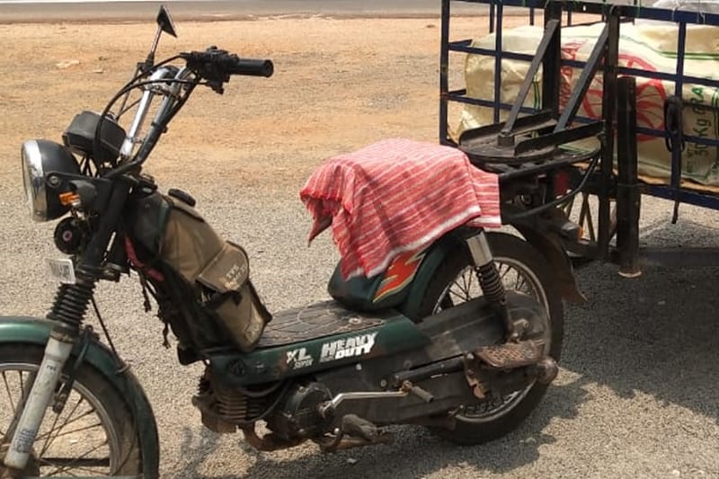 It is powered by a 100cc single cylinder engine that makes 4.3 hp and 6.5 Nm (similar to the BS4 version). The BS6 engine is fed fuel by an injector. A single-speed gearbox transmits power from the sloper engine to the rear wheel.