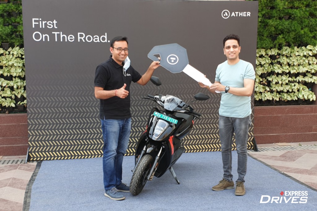 Tarun Mehta handing over the keys of Ather 450X to a customer