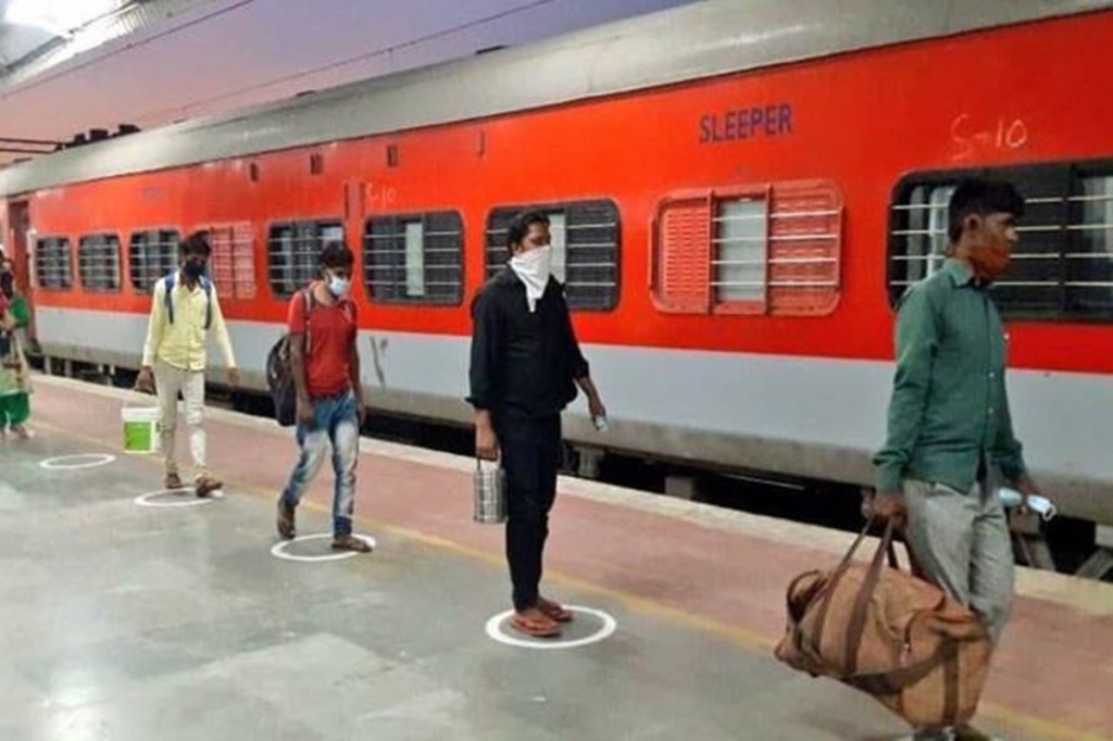 Migrant workers are swarming railway stations to travel to their hometowns as measures to contain the fresh wave of Covid-19 cases have hit employment in several states. (File image) Migrant workers are swarming railway stations to travel to their hometowns as measures to contain the fresh wave of Covid-19 cases have hit employment in several states. (File image)