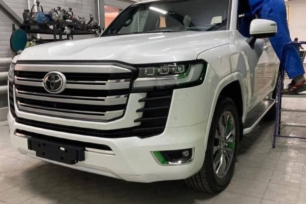 Toyota Land Cruiser 300 front spy shot